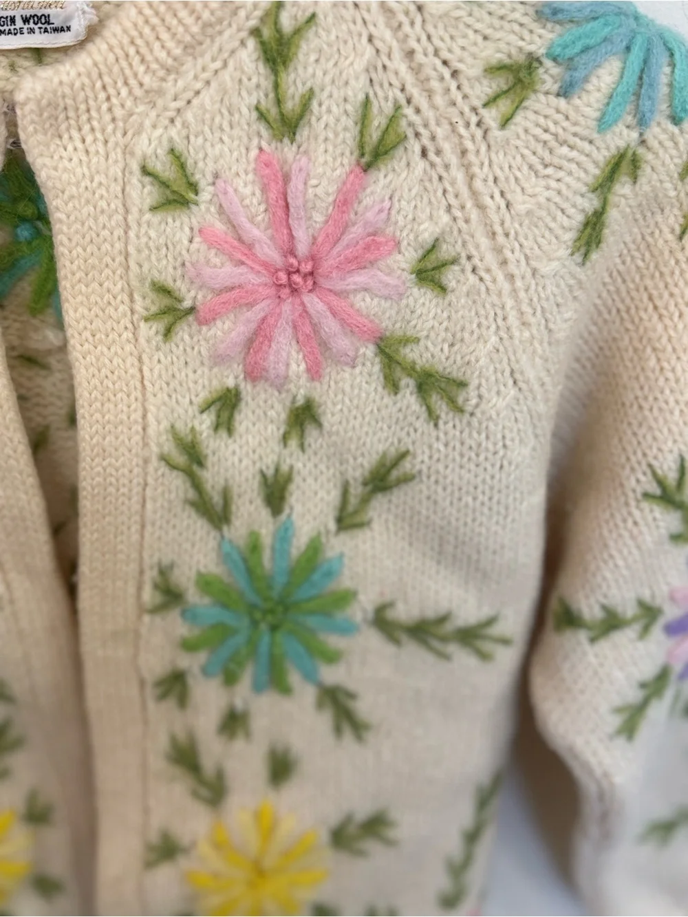 Vtg 60s 70s Hand Loomed 100% Virgin Wool Floral Embroidered Cardigan Sweater S/M - Picture 3 of 9